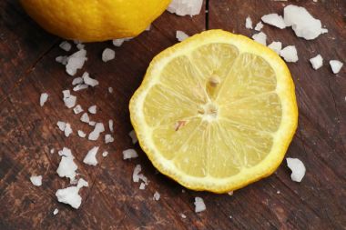 Taze limon ve tuz