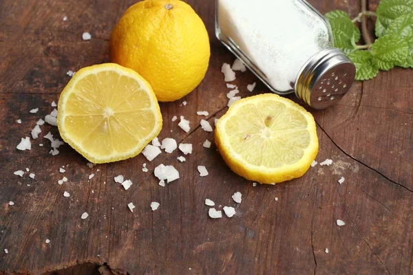 Taze limon ve tuz