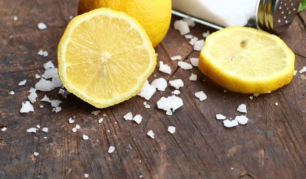 Taze limon ve tuz