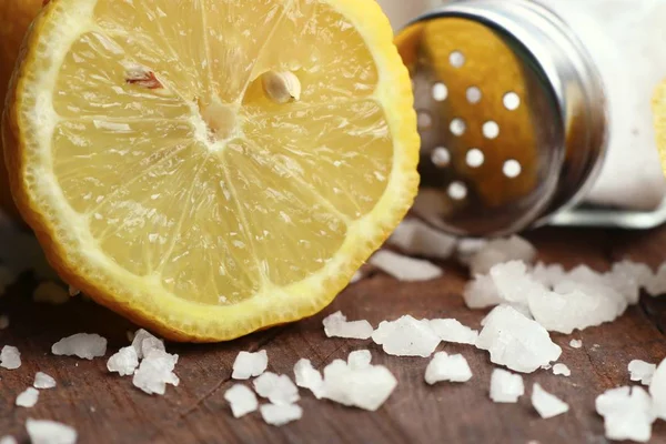 Taze limon ve tuz