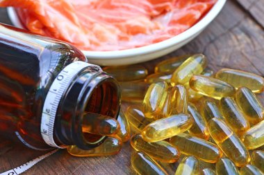 Balık yağı kapsülleri ile taze