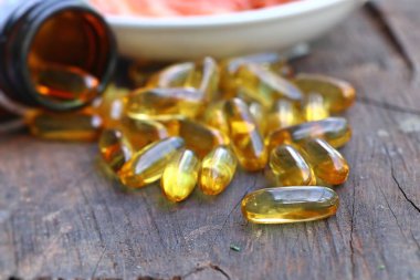 Balık yağı kapsülleri ile taze