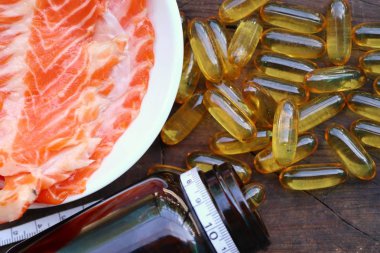 Balık yağı kapsülleri ile taze