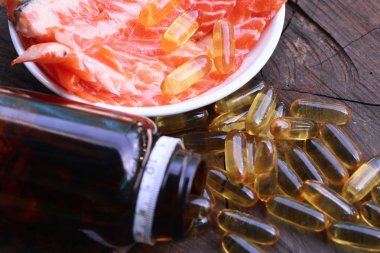 Balık yağı kapsülleri ile taze