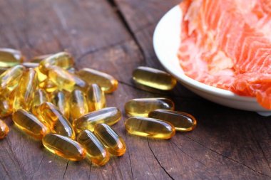 Balık yağı kapsülleri ile taze