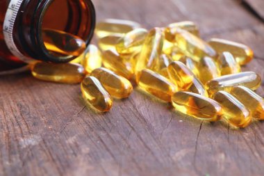 Balık yağı kapsülleri ile taze