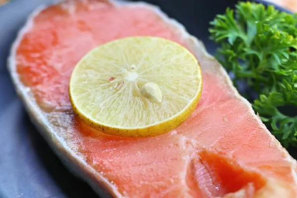 Rebanada cruda de salmón — Foto de Stock