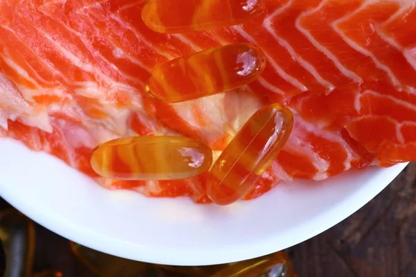 Cápsulas de aceite de pescado con fresco — Foto de Stock