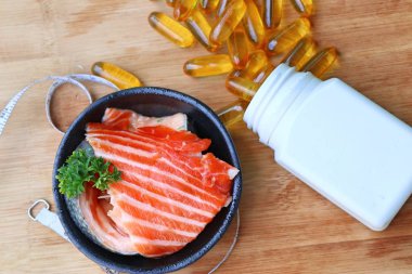 Balık yağı kapsülleri ile taze