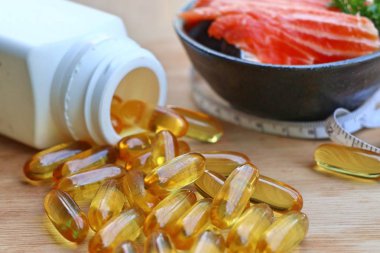 Balık yağı kapsülleri ile taze