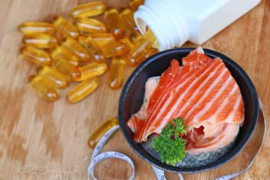 Balık yağı kapsülleri ile taze