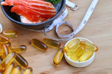 Balık yağı kapsülleri ile taze