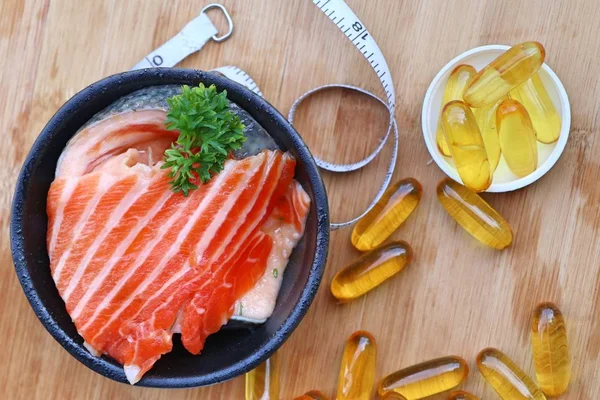 Cápsulas de aceite de pescado con fresco —  Fotos de Stock