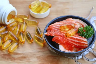 Balık yağı kapsülleri ile taze