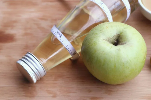 Apel sari cuka dengan madu — Stok Foto