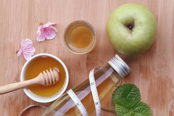 Яблочный уксус с медом — стоковое фото