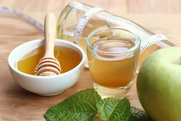 Яблочный уксус с медом — стоковое фото