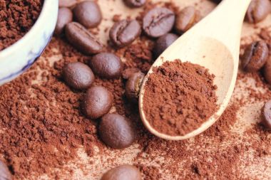 siyah kahve çekirdekleri ile