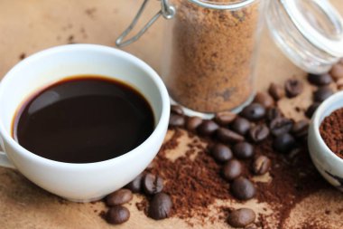 siyah kahve çekirdekleri ile