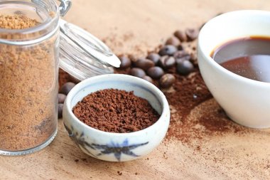 siyah kahve çekirdekleri ile