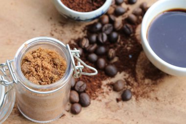 siyah kahve çekirdekleri ile