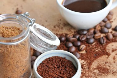 siyah kahve çekirdekleri ile