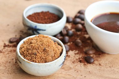 siyah kahve çekirdekleri ile