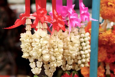 Yasemin çelenk içinde belgili tanımlık çarşı