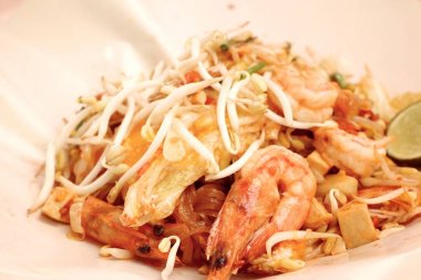 Kızarmış karidesli makarna