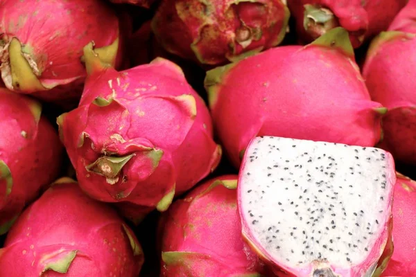 Dragon fruit de markt — Stockfoto