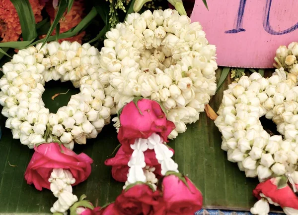 市場でジャスミンの花輪 — ストック写真