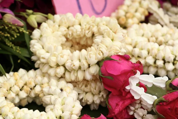 Jasmin garland på marknaden — Stockfoto