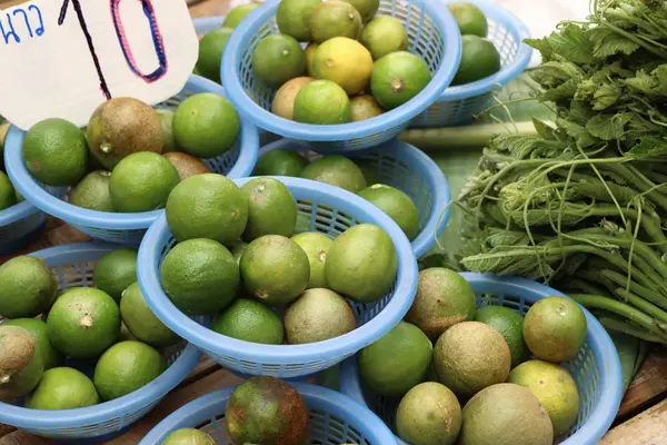 Zitronen auf dem Markt — Stockfoto