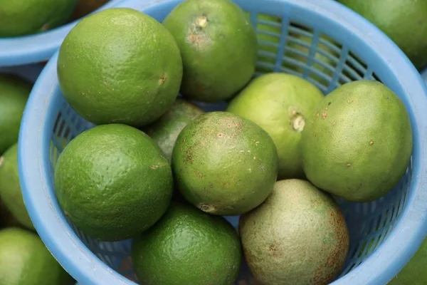 Piyasada limon — Stok fotoğraf