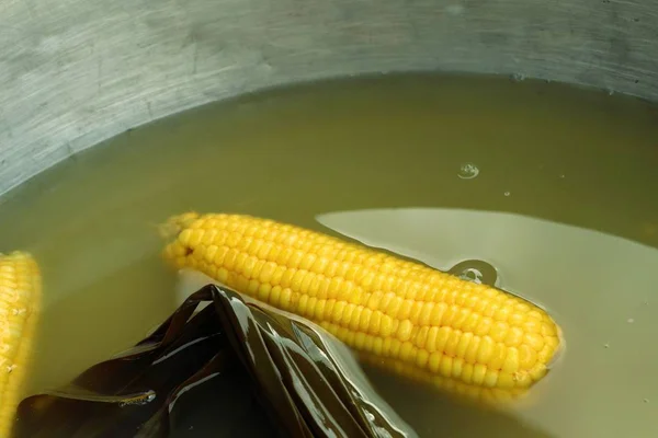 Kukurydza gotowana na rynku — Zdjęcie stockowe