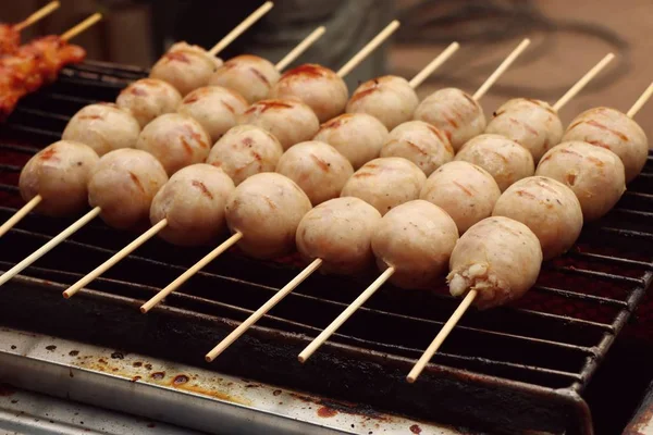 Embutidos a la parrilla en el mercado —  Fotos de Stock