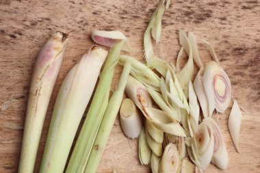 Ahşap üzerine taze limon