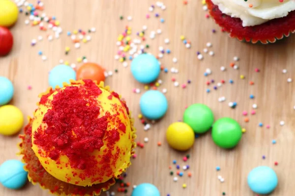 Cupcake och choklad belagd färgglada — Stockfoto