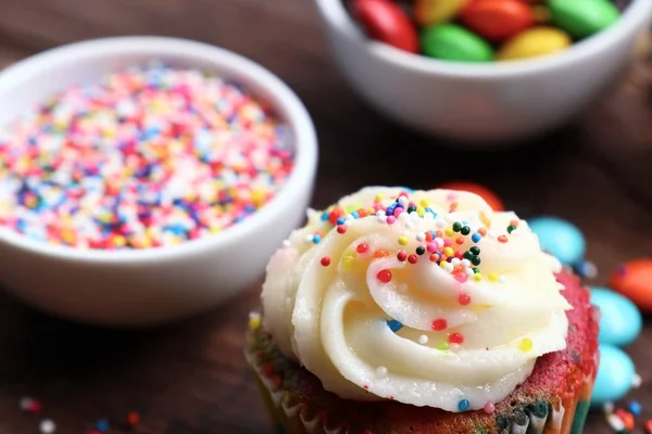 Cupcake e chocolate revestido colorido — Fotografia de Stock