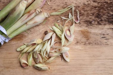 Ahşap üzerine taze limon