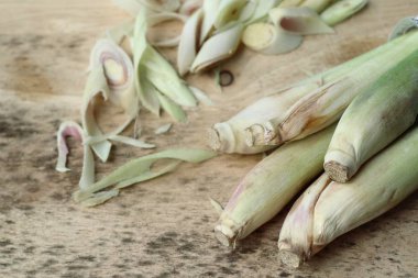 Ahşap üzerine taze limon