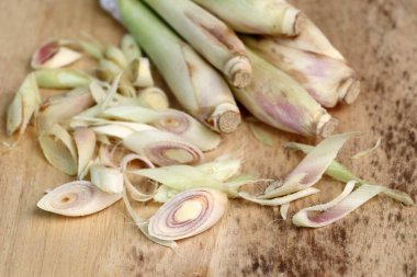 Ahşap üzerine taze limon