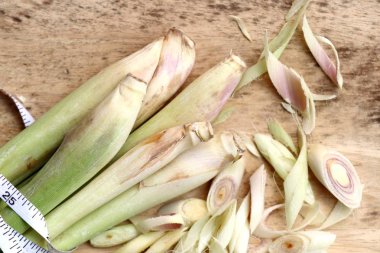 Ahşap üzerine taze limon