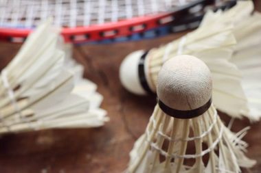 Shuttlecocks badminton raket ile