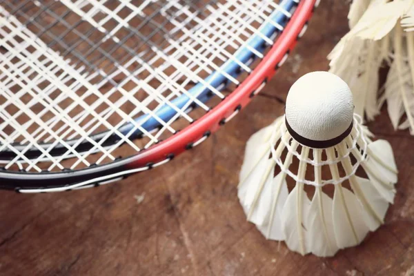 Shuttles met badminton racket — Stockfoto