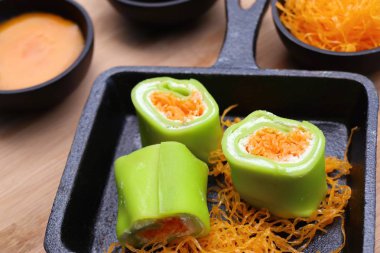 Tay tatlı ile krep rulo