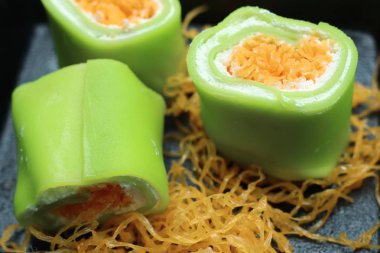 Tay tatlı ile krep rulo