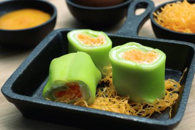 Tay tatlı ile krep rulo