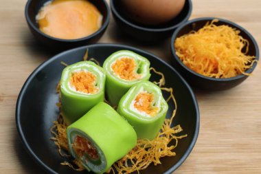 Tay tatlı ile krep rulo