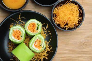 Tay tatlı ile krep rulo